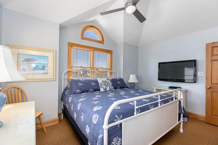 2nd Floor King with Private Bath