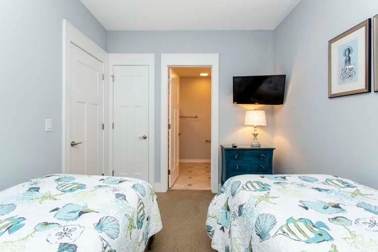 Ground Floor Twins with Private Bath