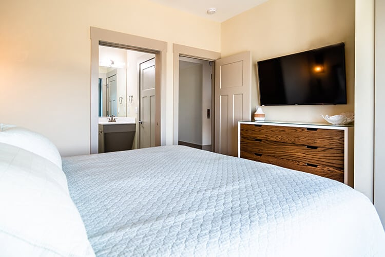 1st Floor King with Shared Bath (9)