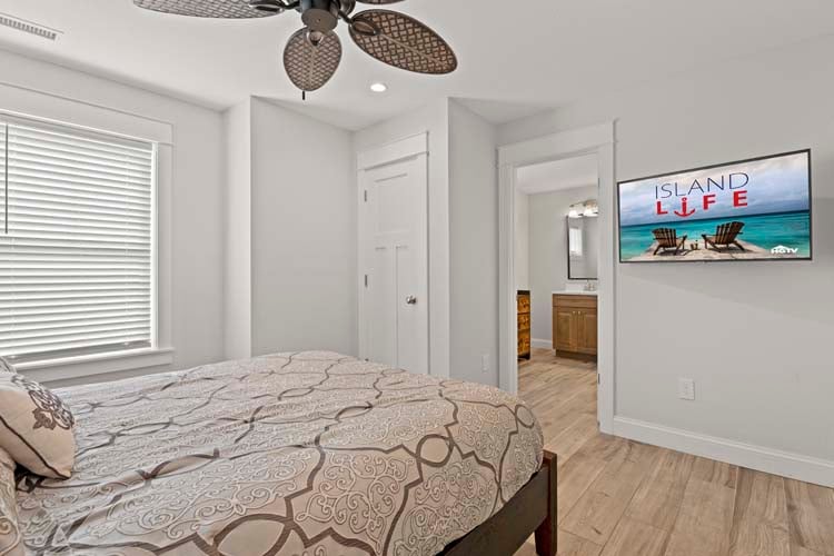 2nd Floor Queen with Private Bath (5)