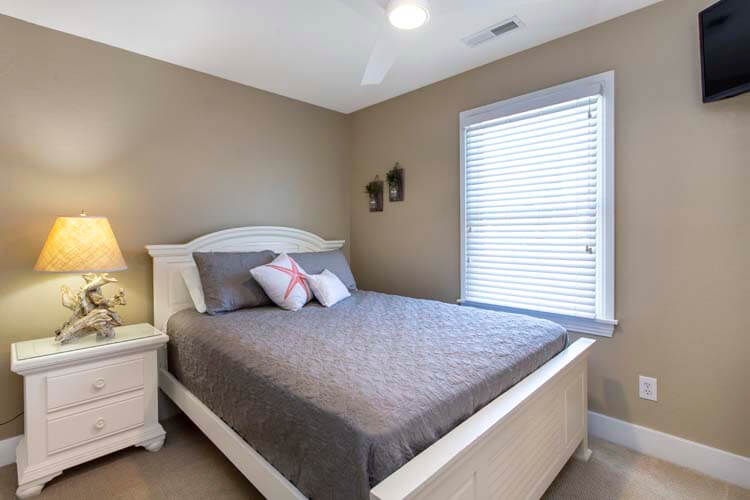 1st Floor Queen with Shared Bath