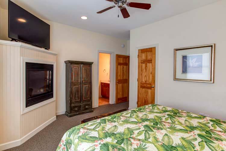 1st Floor King with Private Bath (6)