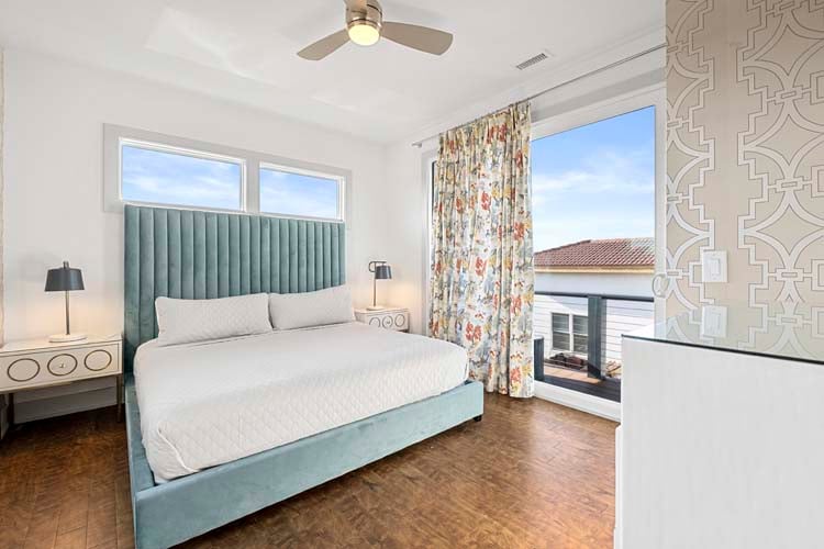 1st Floor King with Private Bath (NW)