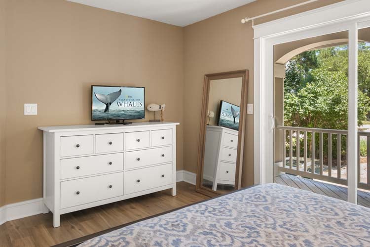 1st Floor Queen Bedroom