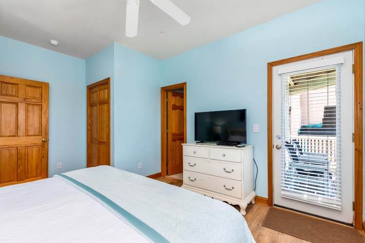 1st Floor King with Private Bath