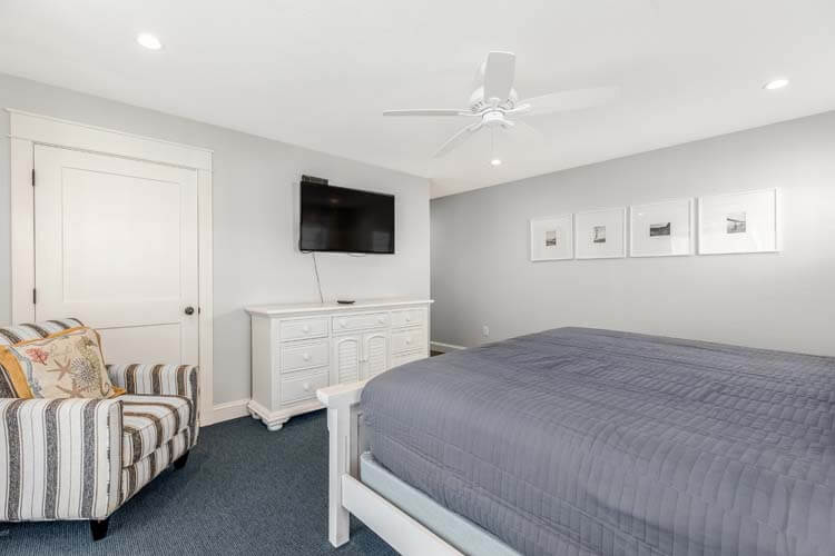 1st Floor King with Private Bath