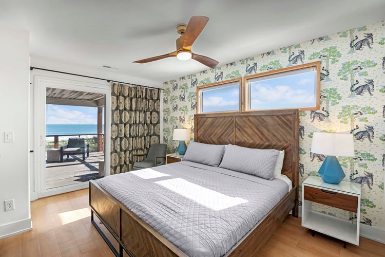 2nd Floor King with Private Bath (S)