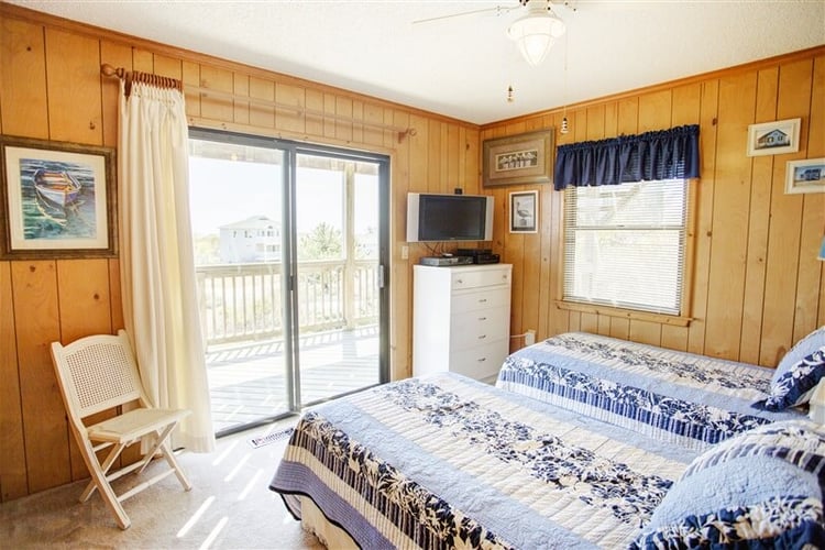 1st Floor Twins Bedroom