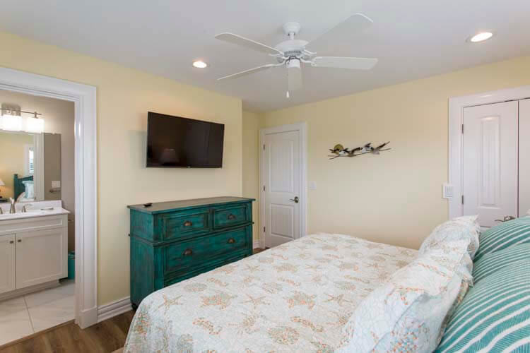 1st Floor NW King with Private Bath