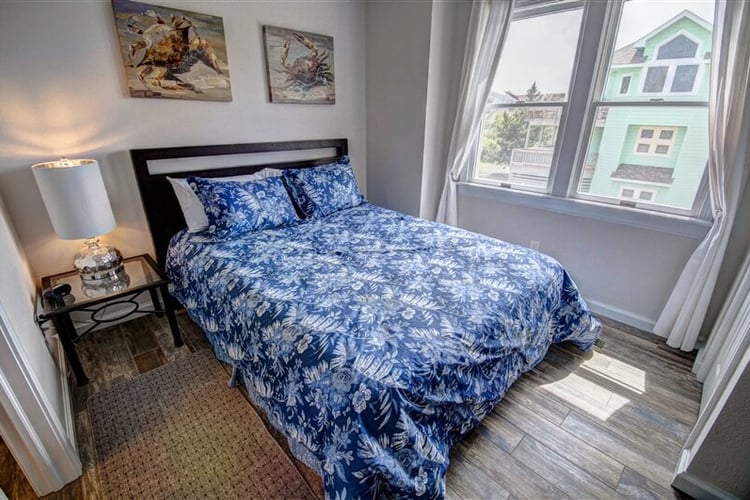 1st Floor Queen with Private Bath