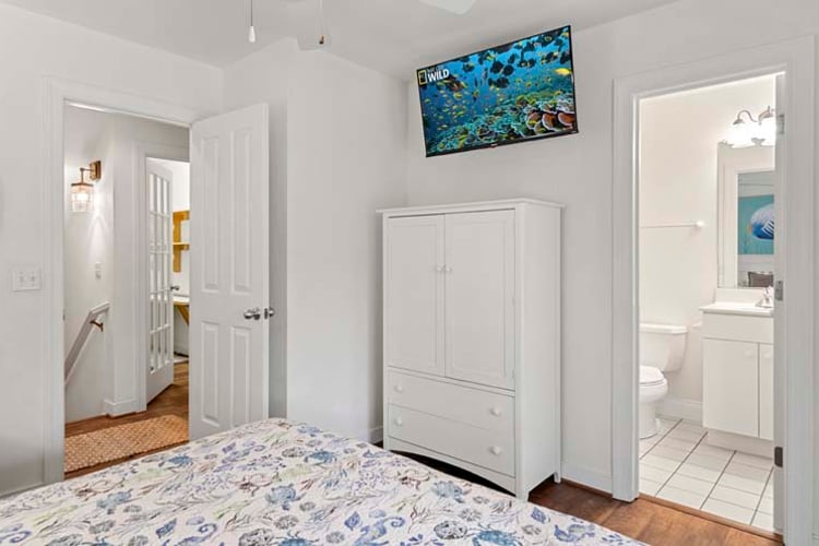 1st Floor Queen with Private Bath