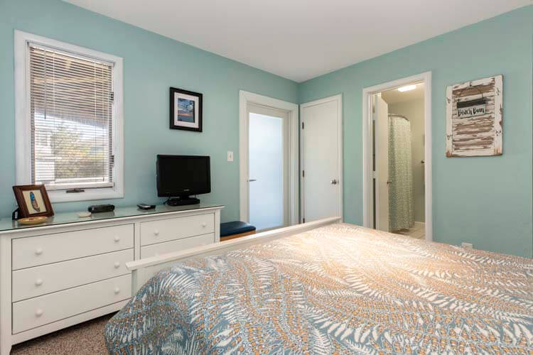 1st Floor Queen with Private Bath