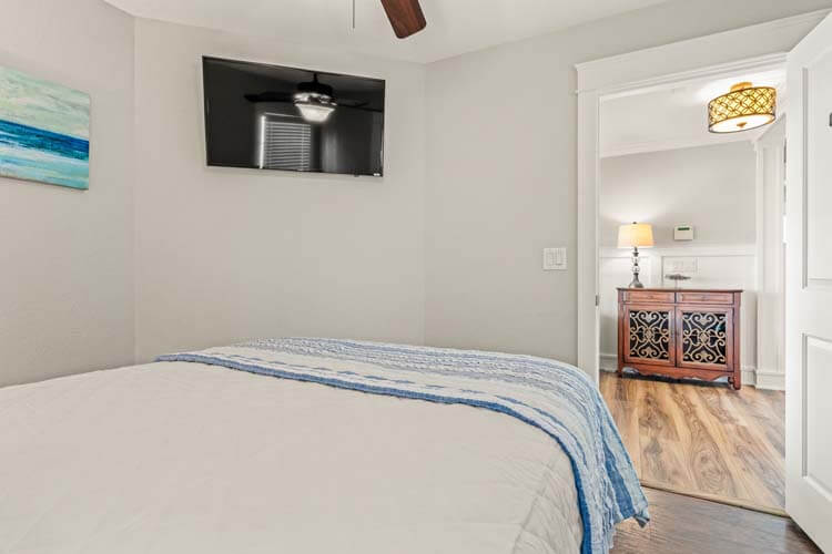 Ground Floor Queen with Private Bath