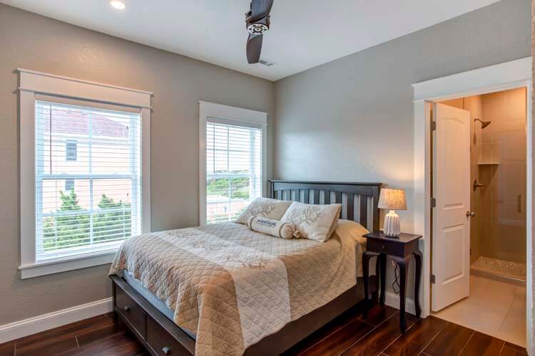 1st Floor Queen with Private Bath