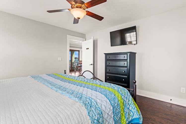 1st Floor King with Private Bath