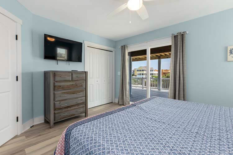 1st Floor King Bedroom
