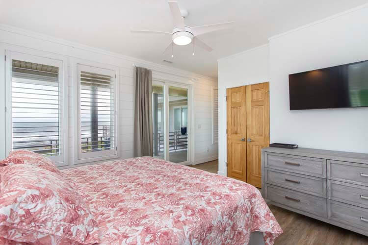 2nd Floor King with Private Bath