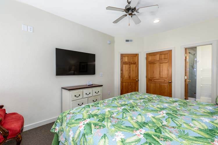 1st Floor King with Private Bath (8)