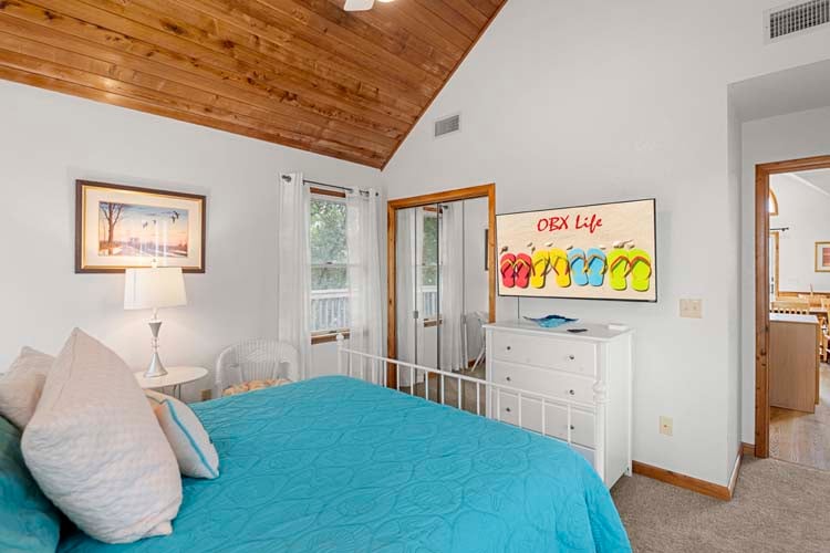 2nd Floor Queen Bedroom