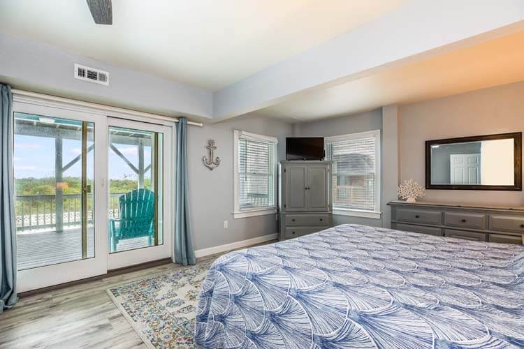 1st Floor King Bedroom