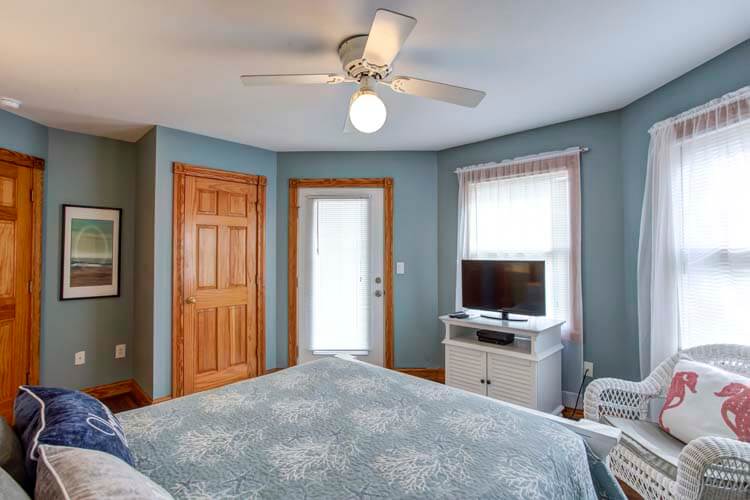 1st Floor Queen with Private Bath