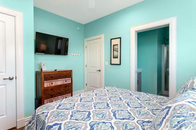 1st Floor Queen with Private Bath