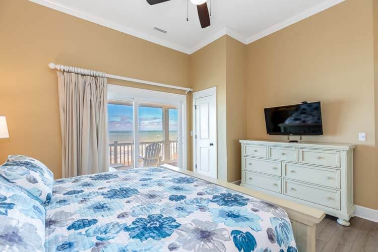 2nd Floor King with Private Bath