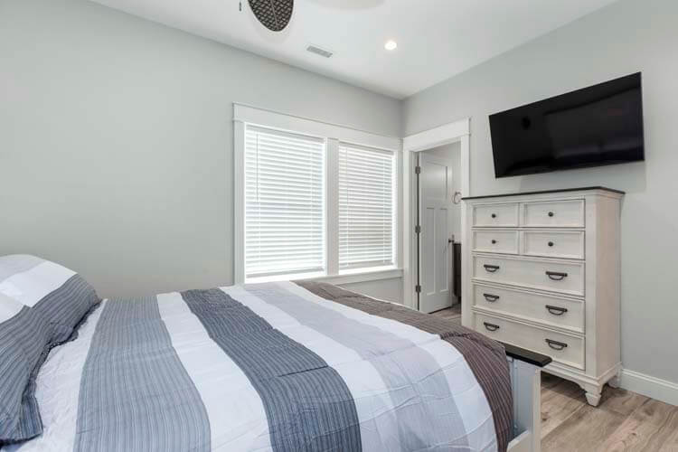 Ground Floor Queen with Private Bath (27)