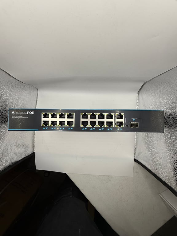 16-Port Fast Ethernet + 4-Port Gigabit PoE Switch