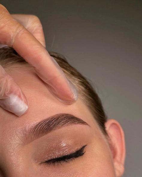Brow Lamination por Letícia Cunha