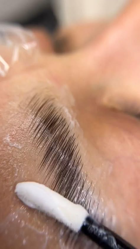 Brow Lamination por Amanda Souza
