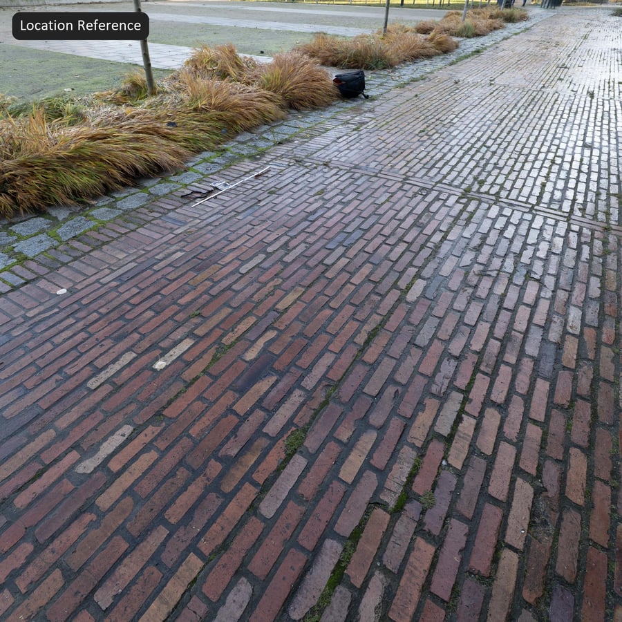 Мокрая грязная текстура кирпичной мостовой