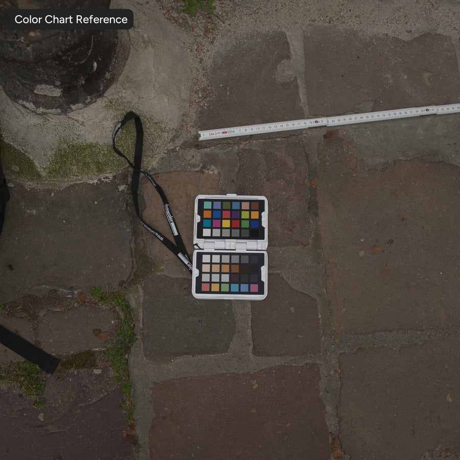 磨損的鵝卵石鋪路磚紋理與落葉