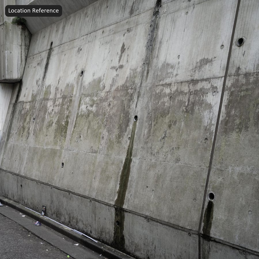 Стара текстура підпірної стіни з бетонних панелей, вкритих водоростями