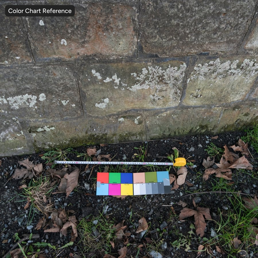 Wand van verweerde stenen blokken