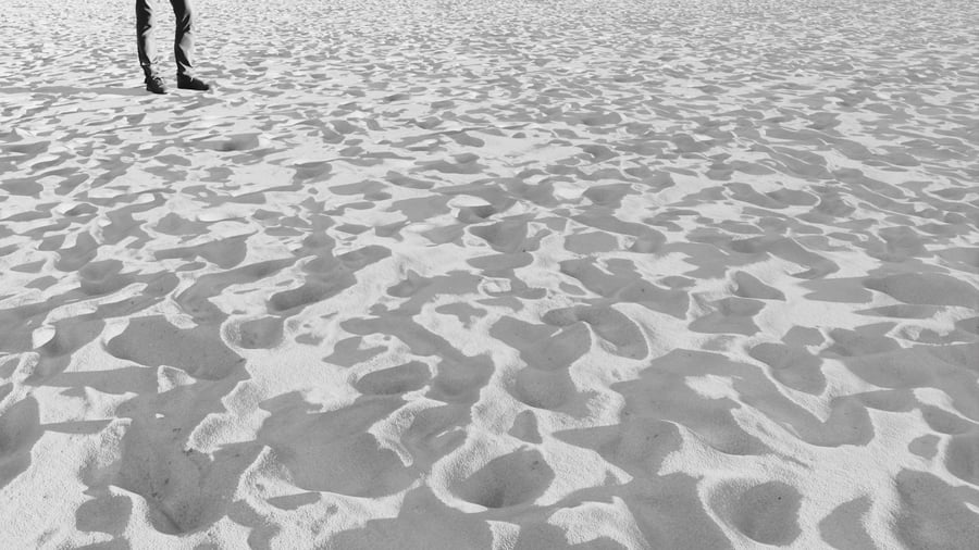 Textura de pegadas na areia, branca