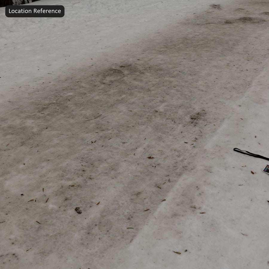 Jejak Kaki pada Tekstur Salju yang Kotor