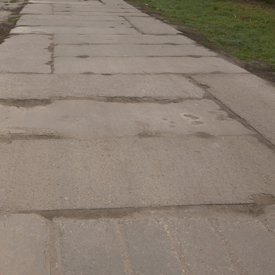 Odłamany panel z otworami mocującymi Tekstura chodnika betonowego