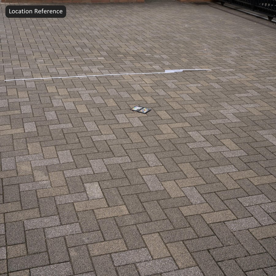 Kamenná dlažba s texturou rybí kosti, šedá