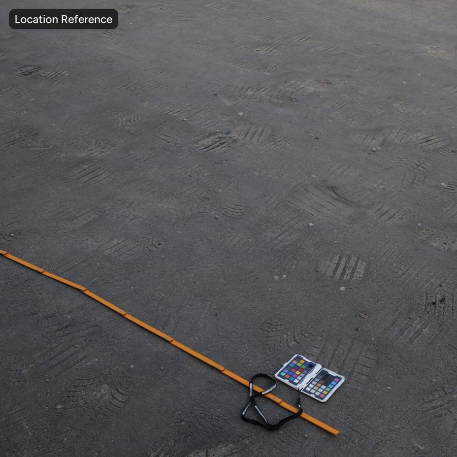 Oneffen asfalt met bandensporen Texture