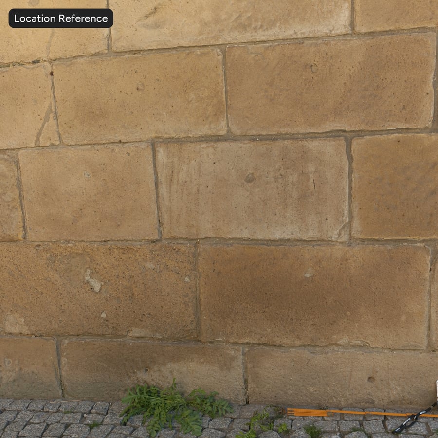 Erodovaná stěna z kamenných bloků s běžícím pojivem, žlutá