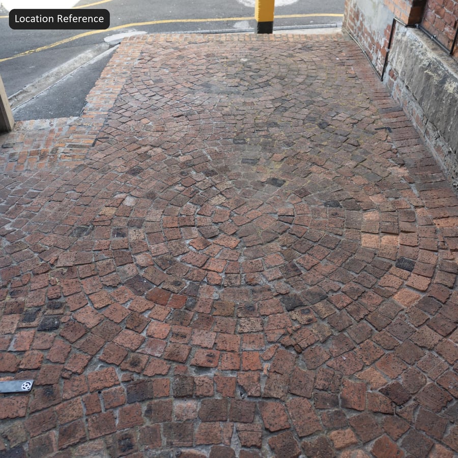 Quạt tròn họa tiết đá cuội, màu đỏ