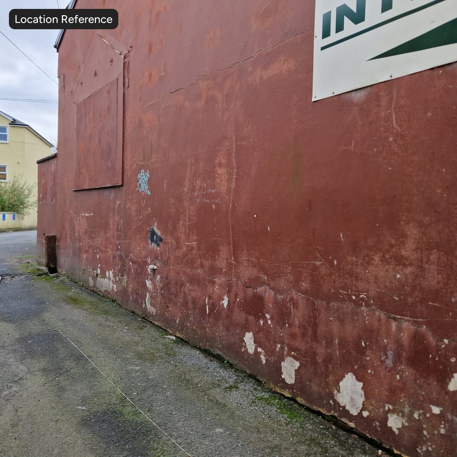 Textura de parede de gesso pintado rachado, vermelho