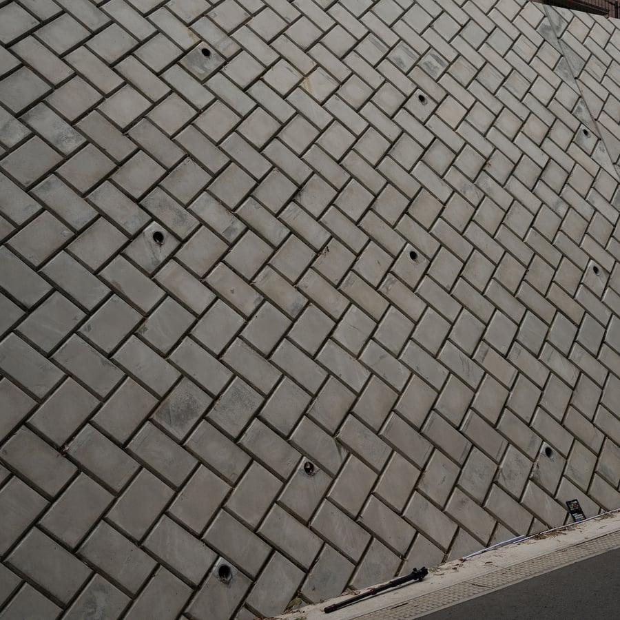 Textura de parede de contenção em blocos de concreto polido com padrão em espinha