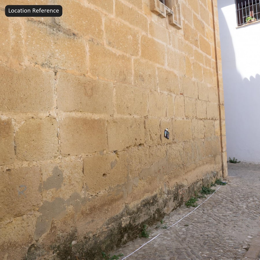 Texture de mur en blocs de pierre érodés, jaune