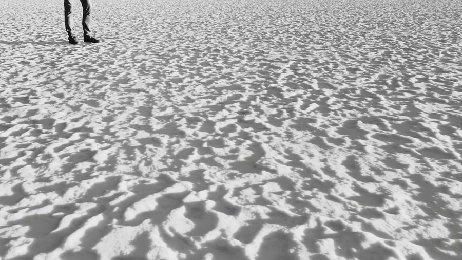 Textura de pegadas antigas na neve