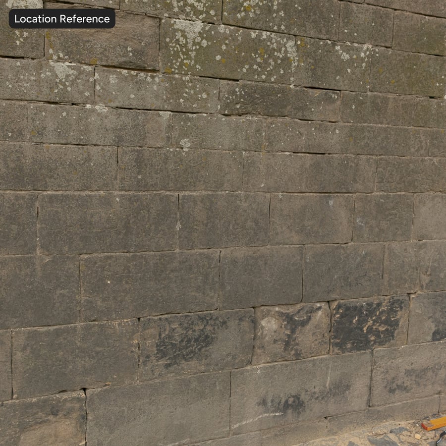 Texture d'un vieux mur en blocs de pierre égratignés