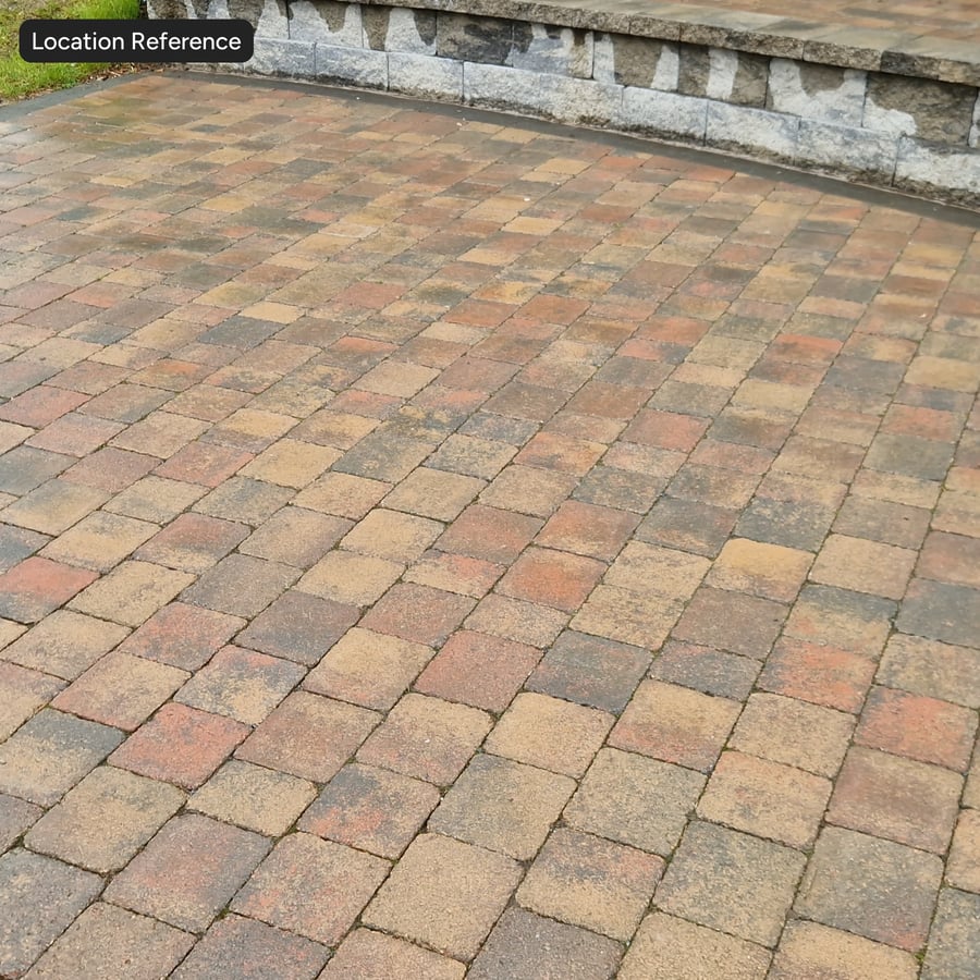 Oude putjes in vierkante betontegel, oranje