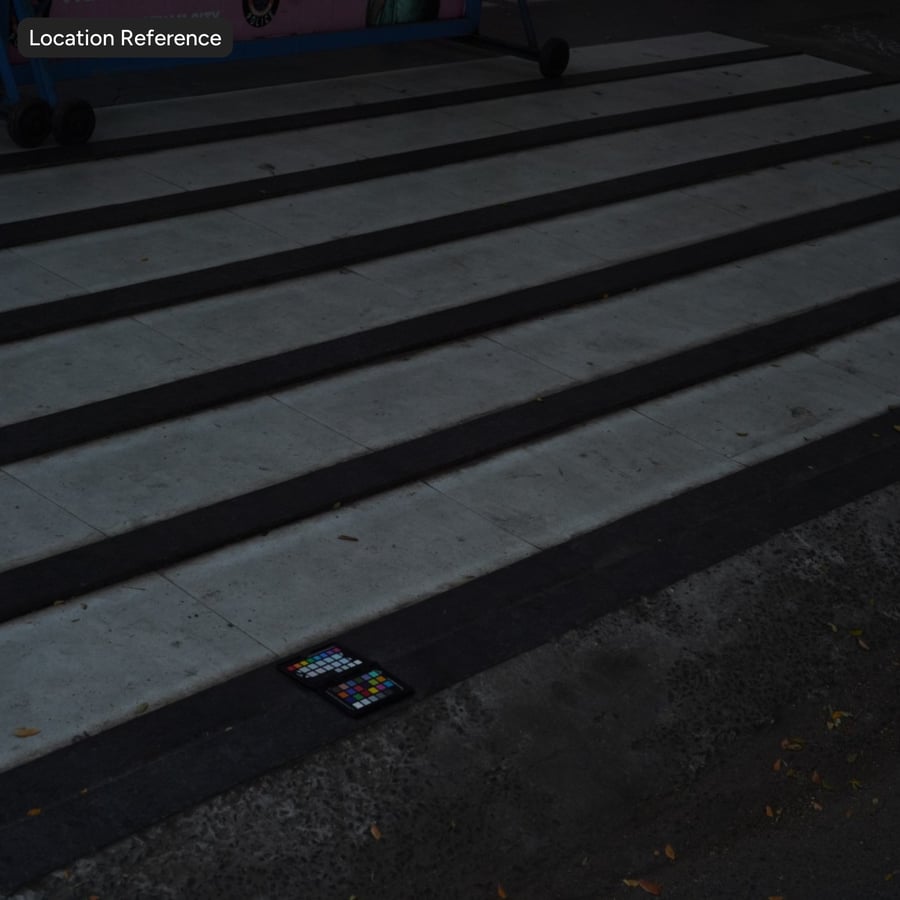 Smutsig betong med stenbelagd trottoar, svart och vitt