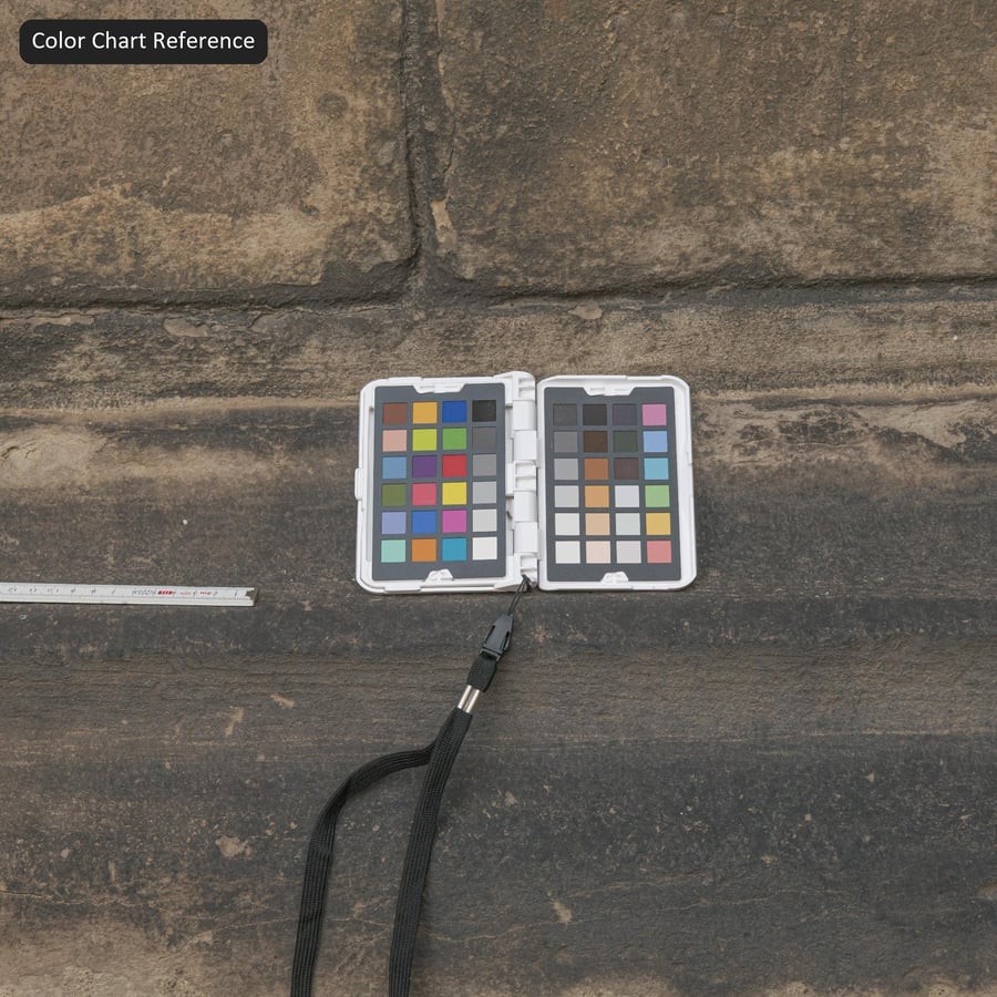 Tekstura ściany z postarzanego, łuszczącego się bloku kamiennego